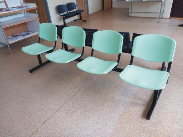plastové multisedáky do čakárne lekára