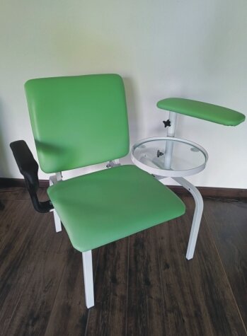 kreslo na odber krvi s odkladacou plochou do ordinácie